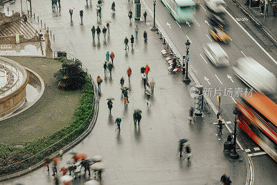 巴塞罗那人们撑着雨伞的鸟瞰图