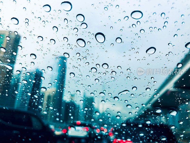 由于暴雨造成交通堵塞