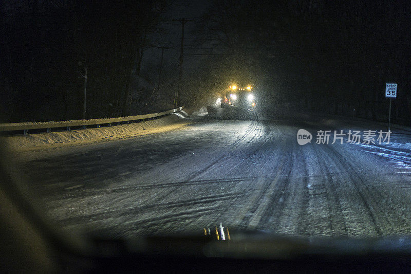 冬季雪暴风雪接近扫雪车