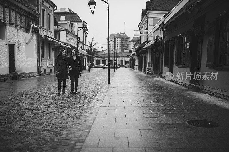 两个女性朋友去市中心散步