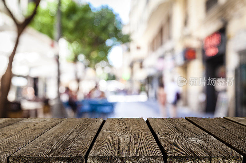 空的乡村木桌与散焦人行道咖啡馆的背景