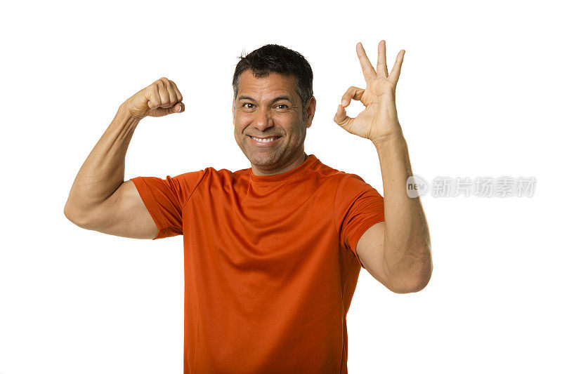 近距离观察一个瘦削而健康的成年男性，他正在弯曲自己的手臂并做出“ok”的手势