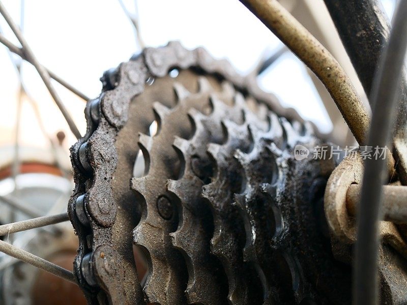 近景的自行车车轮与齿轮细节