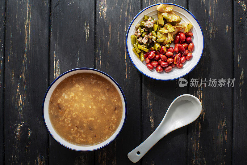 中式早餐:粥和泡菜