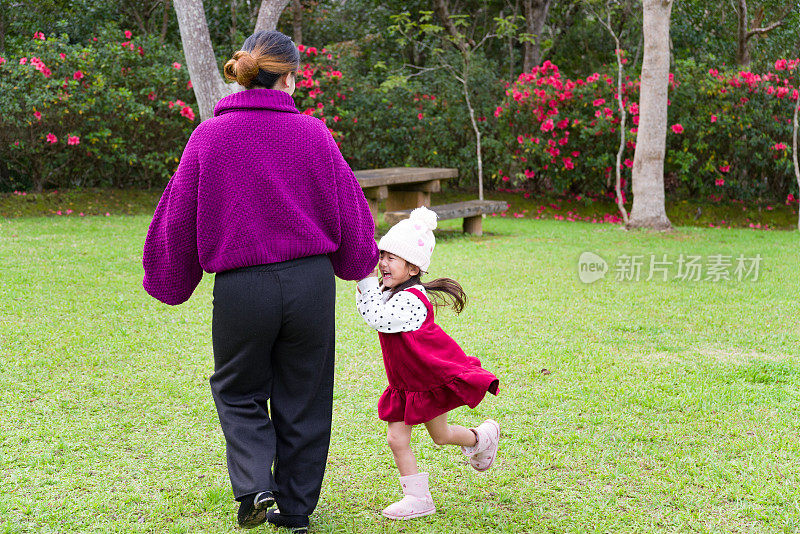 妈妈和小女孩在公园里玩