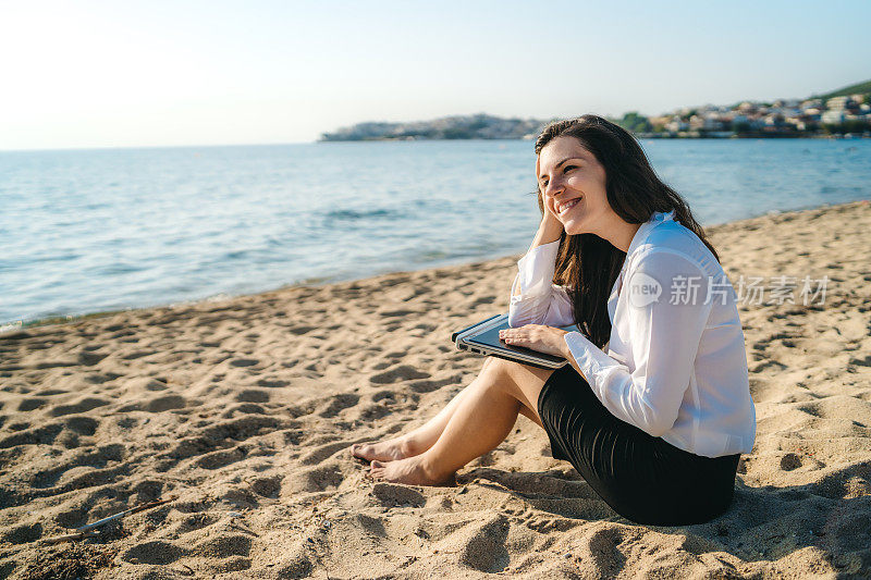 在海滩上做白日梦的女商人