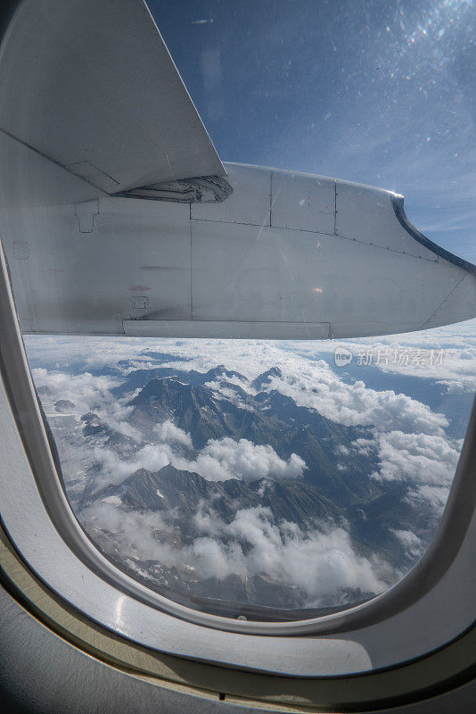 从飞机窗口俯瞰山脉-瑞士阿尔卑斯山