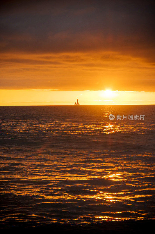 帆船和金色的日落天空，从波罗海滩，在Wailea，毛伊岛，夏威夷