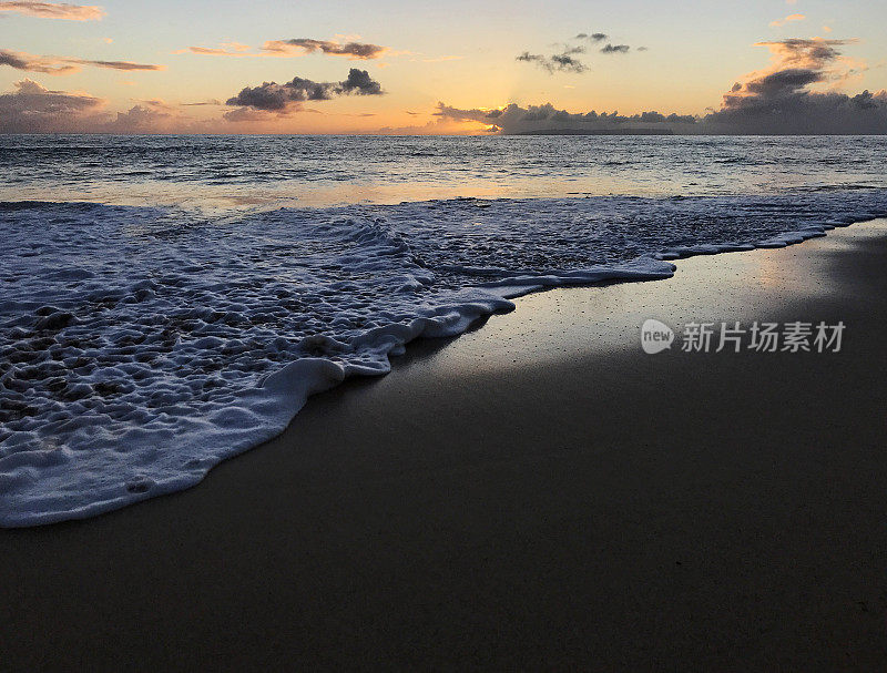 夏威夷考艾岛南端凯卡哈海滩上的晚霞