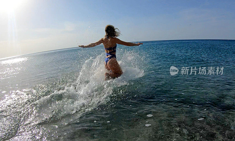 女子跳入清澈的地中海水域