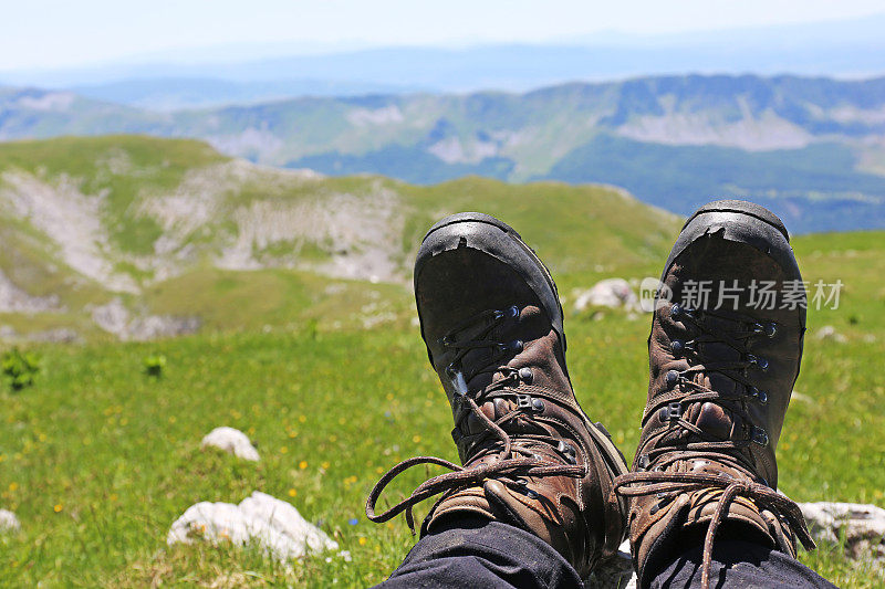 以山为背景的旧登山靴