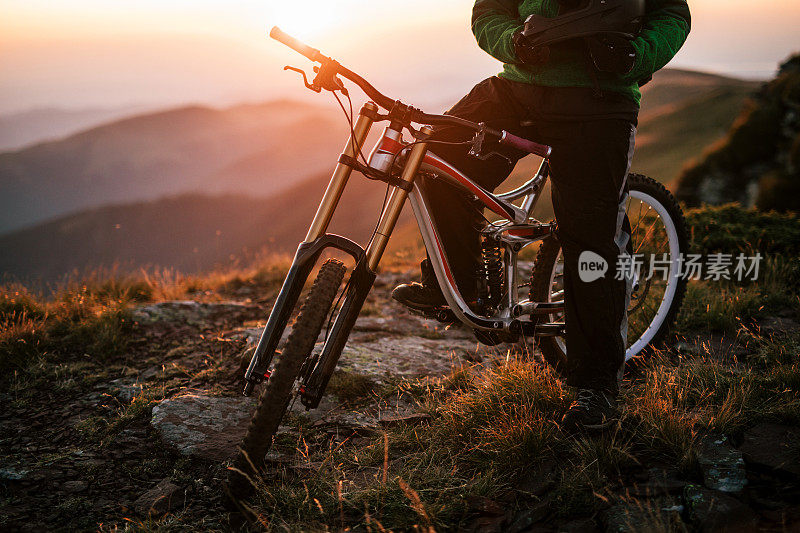 在黎明时骑山地车下山