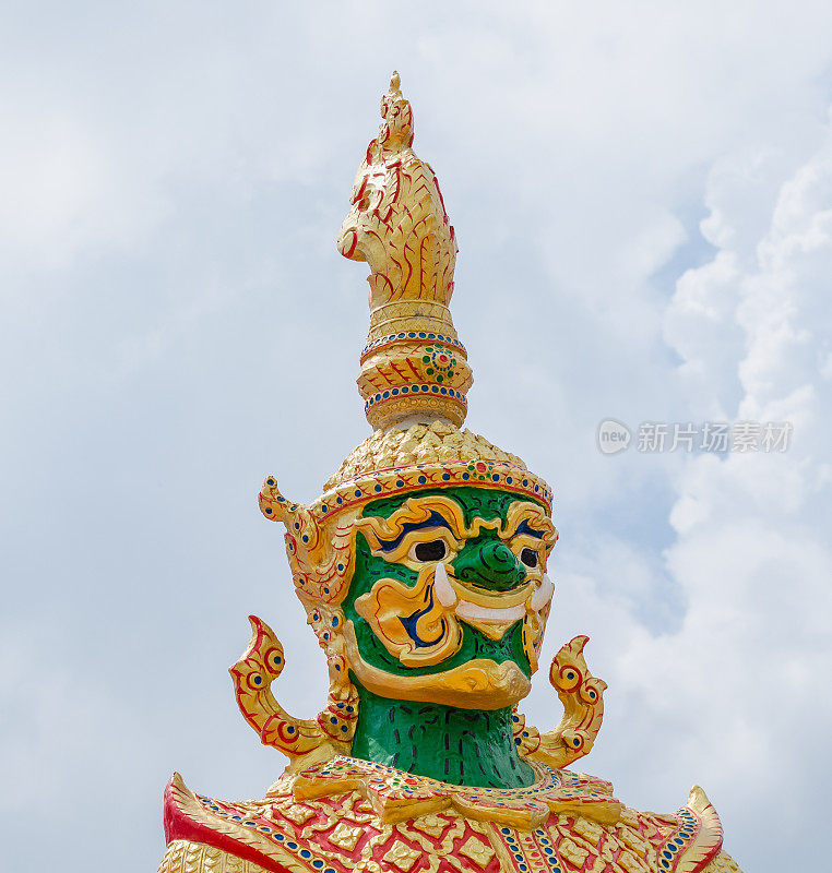 泰国佛教寺庙的巨型守护雕像