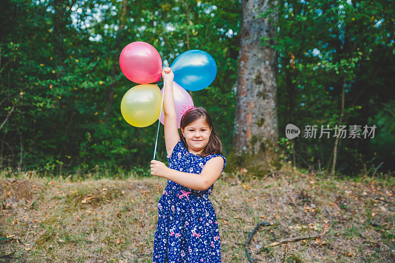 微笑的女孩与彩色气球