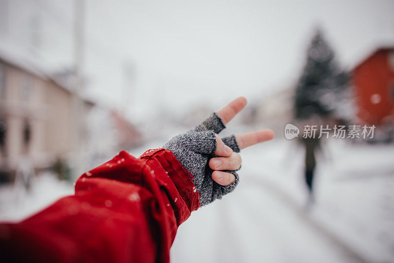 拿着雪铲的男人