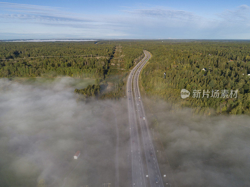 鸟瞰图的道路在一个雾蒙蒙的农村景观