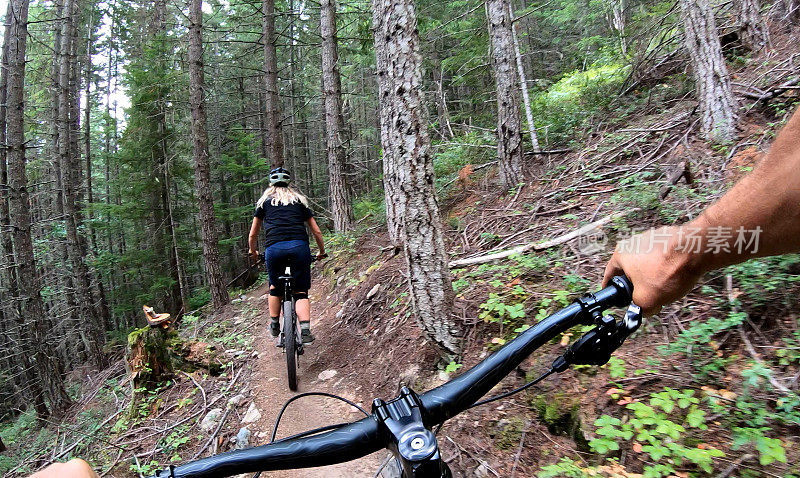 女山地自行车骑在通过森林的道路上
