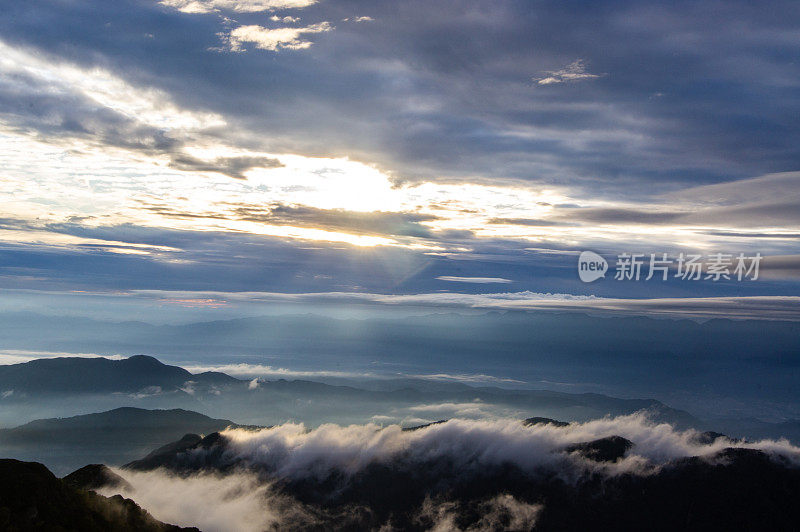 山梨县南阿尔卑斯基塔山的日落