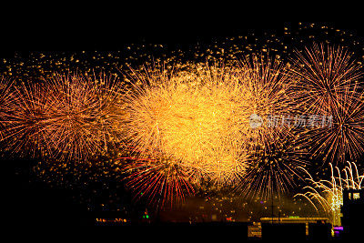 五彩缤纷的烟花在漆黑的夜空中绽放。新年背景快乐。