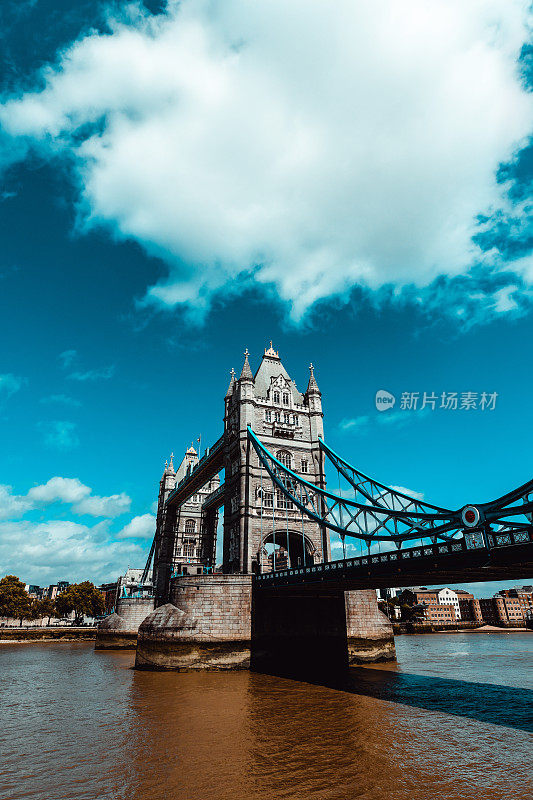 英国伦敦塔桥上的云朵
