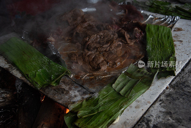 烤肉和奶酪包在香蕉叶里