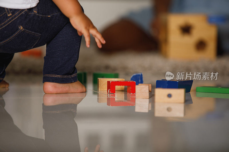 彩色的木制玩具和宝宝的腿，脚和手