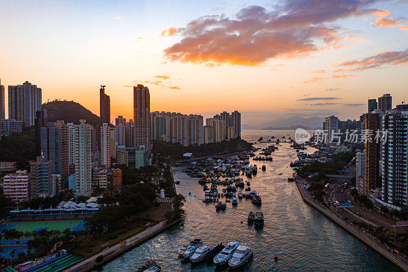 无人机俯瞰香港仔湾的传统拖网渔船