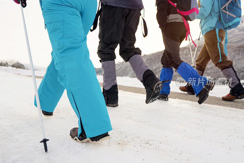 一群面目全非的徒步旅行者一起走在雪山上