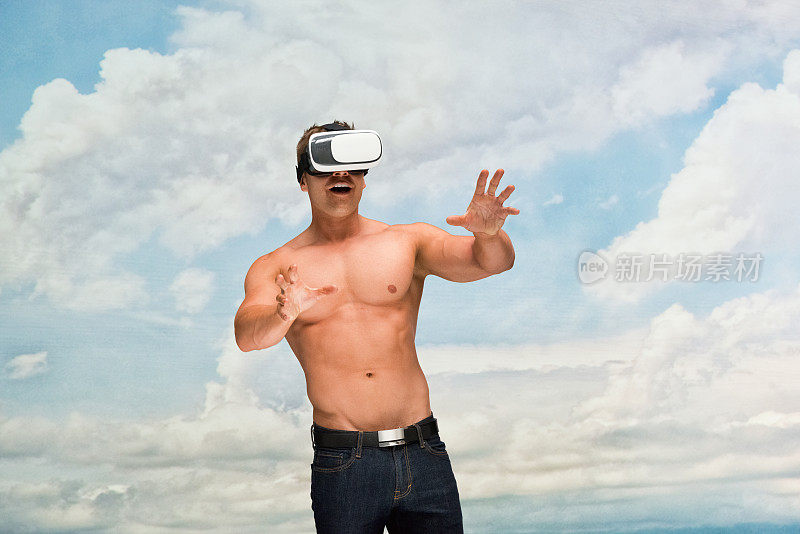 白人年轻男性站着，使用虚拟现实模拟器