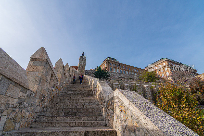 匈牙利布达佩斯——2018年10月25日:通往著名的布达城堡的石梯