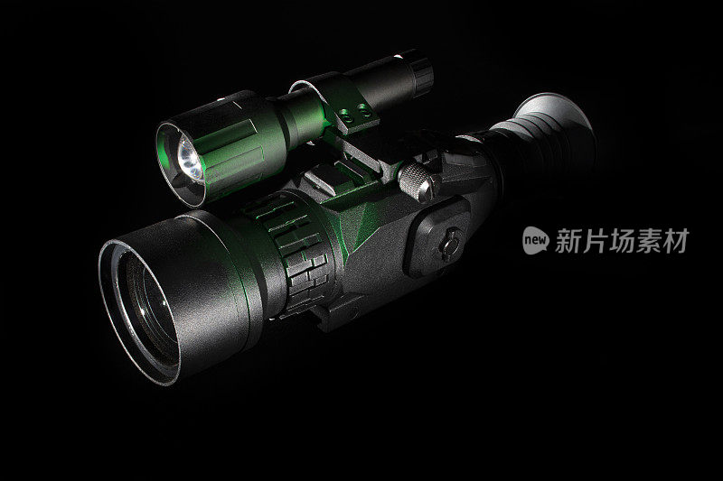 有绿色亮点的夜视步枪瞄准镜