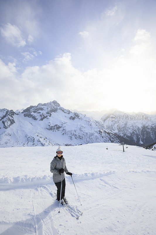 业余冬季运动年轻女子滑雪滑雪在阳光明媚的滑雪胜地Dolomites在意大利