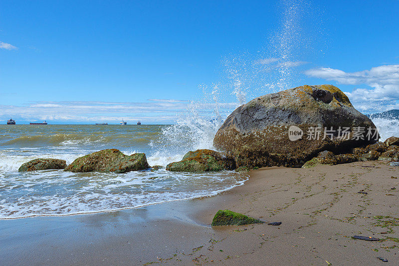 海浪撞击岩石