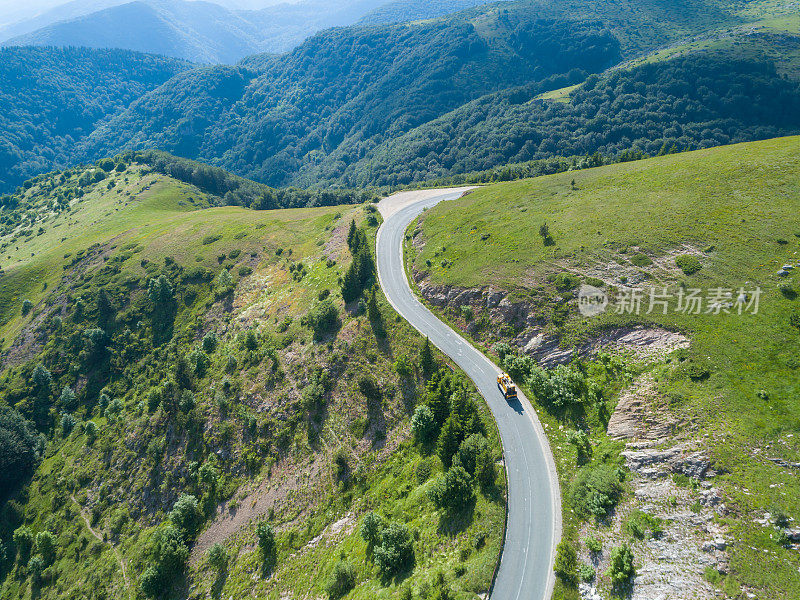 鸟瞰图的路边援助山路与美丽的森林