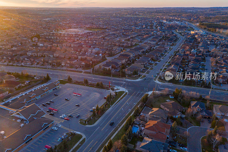 卢瑟福路和伊斯灵顿大街的鸟瞰图，位于Woodbridge的独立复式住宅在沃恩，安大略省，加拿大