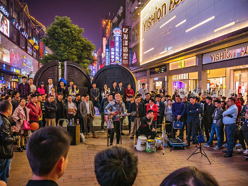 在中国长沙市黄星步行街，陌生的街头艺人在唱歌。长沙是中国湖南省的省会和人口最多的城市
