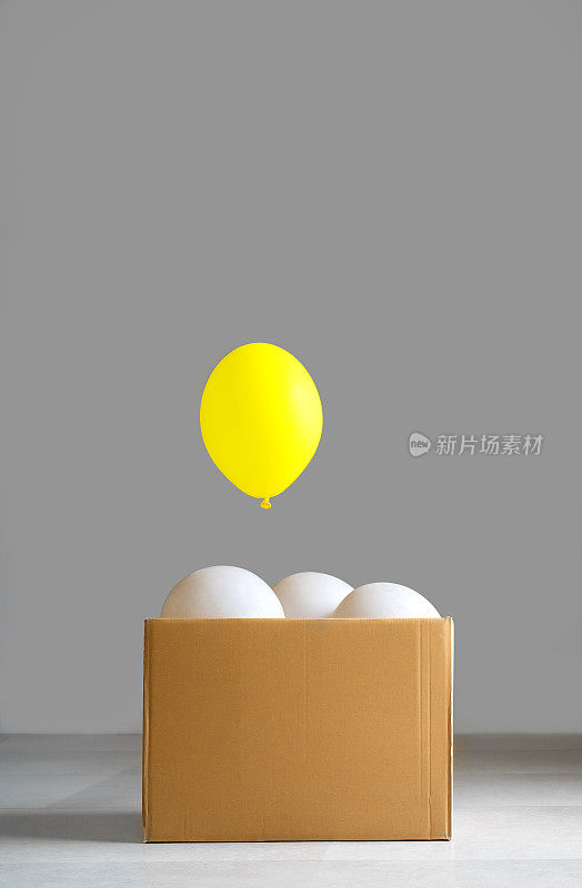 跳出固有观念。是不同的。勇敢。聪明的主意。一个独特的黄色气球弹出与一般的灰色气球人群。