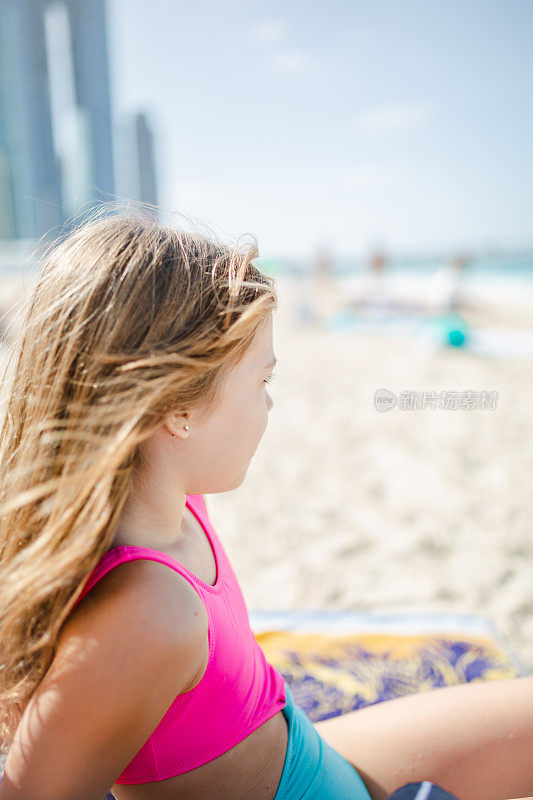 小女孩在迪拜海滩享受股票照片