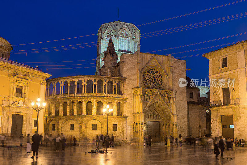 巴伦西亚大教堂晚上的广角视图，巴伦西亚，西班牙，欧洲