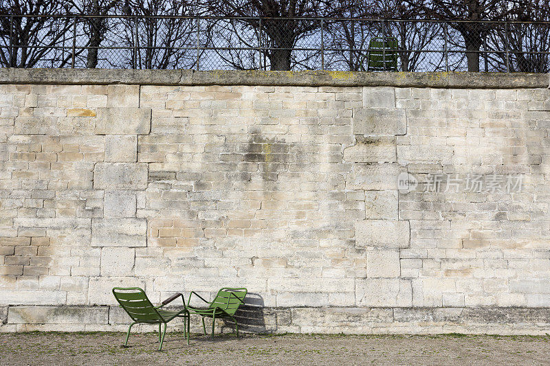 冬天的巴黎杜伊勒里宫花园，有石墙和空椅子