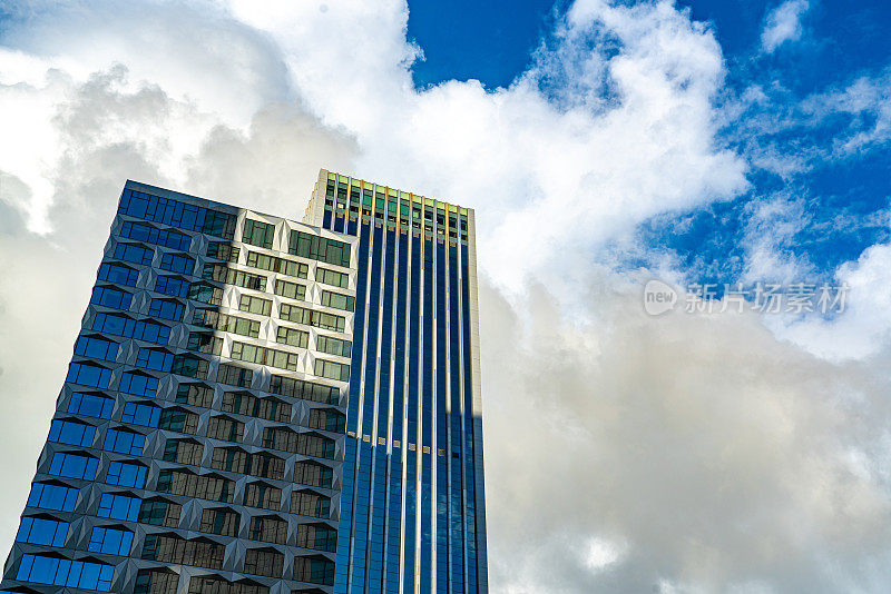 用透视法拍摄现代摩天大楼