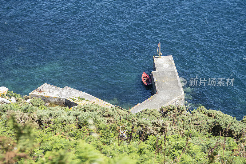 西班牙加利西亚死亡海岸西萨加斯群岛港口的一艘红船