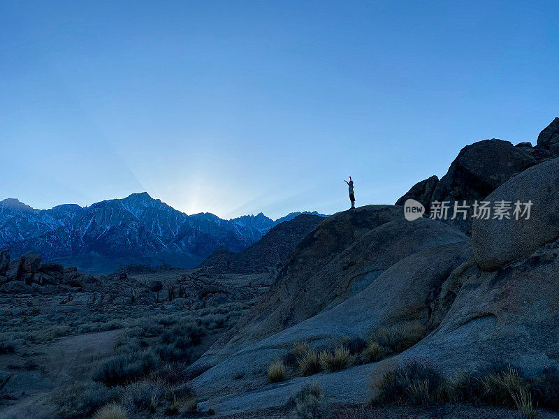 孩子与母亲玩耍，享受沙漠的阿拉巴马山在加利福尼亚