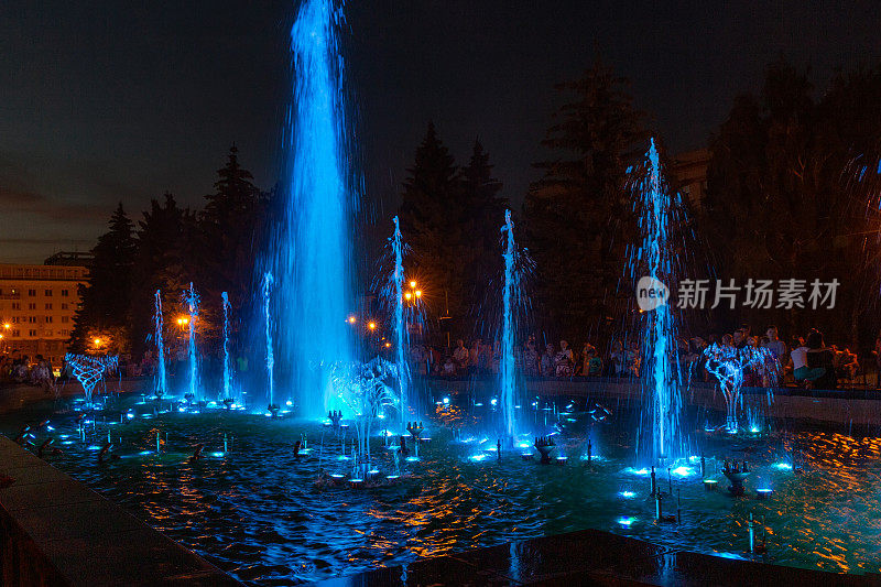 车里雅宾斯克市中心的彩色喷泉
