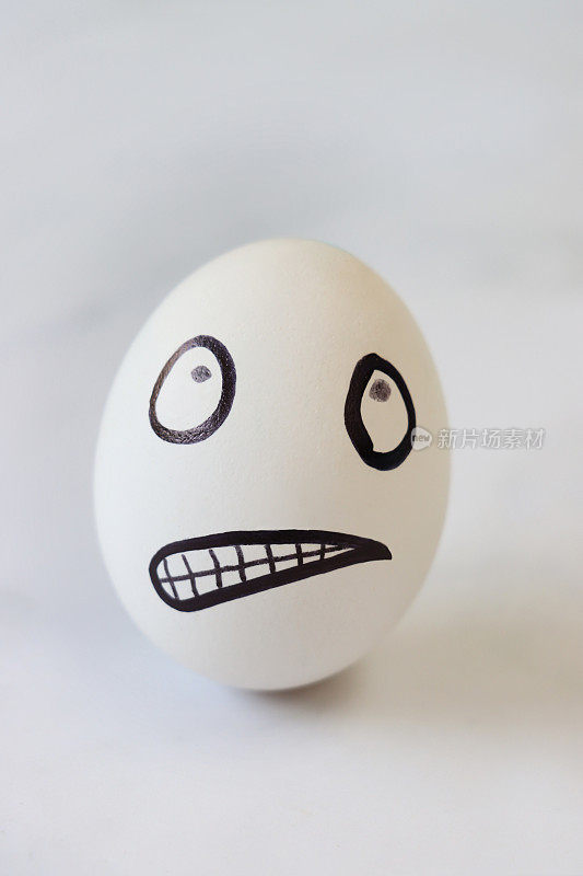 画在煮鸡蛋上的卡通脸表达了关心、压力和焦虑