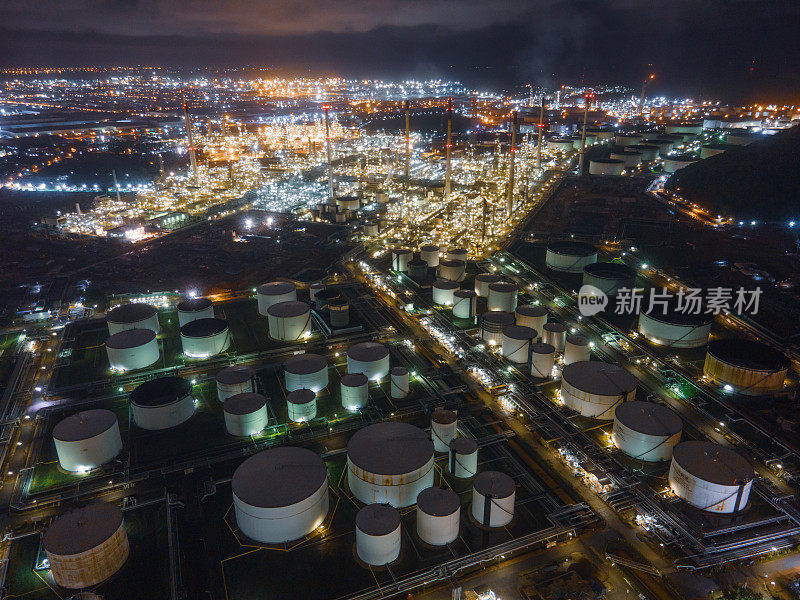 夜间无人机在化工厂储罐和炼油厂上空拍摄。燃料和发电，石化工厂工业，或环境污染概念