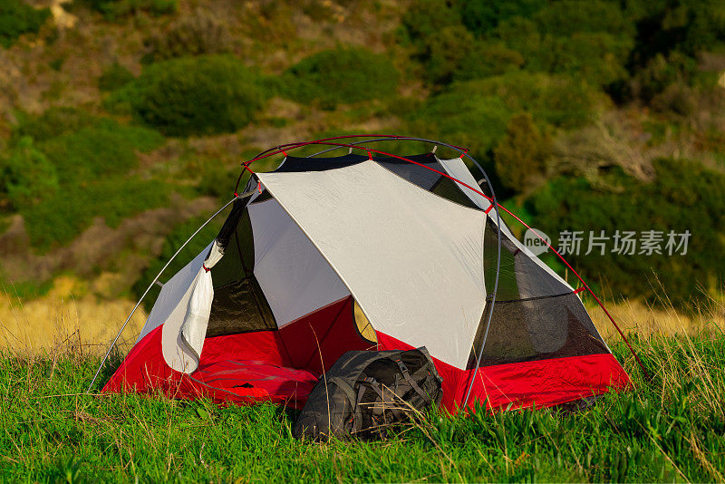 2人轻型徒步旅行帐篷。2门露营和背包帐篷。容易设置帐篷。
