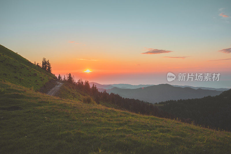 美丽的日落景观从波库特高原在Camlihemsin，黑海和土耳其