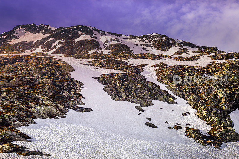 白雪皑皑的圣伯纳德大山口——瑞士和意大利边境