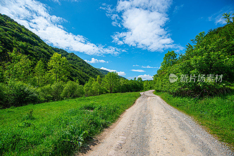 蜿蜒的道路在老山或斯达拉平原的乡间穿行